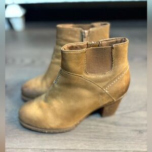 Clark’s Cushion Cushion‎ Indigo Distressed Heeled Leather Booties Classic Preppy